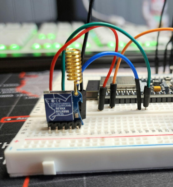 Ein selbstgebautes Elektronikprojekt in der Nahaufnahme. Im Hintergrund ist verschwommen eine beleuchtete Tastatur zu sehen.