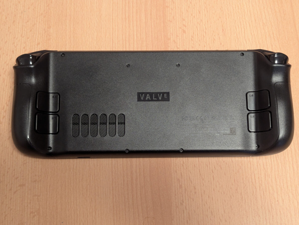 Die Rückseite des Steam-Decks mit Lautsprechern und zusätzlichen Bedienelementen.