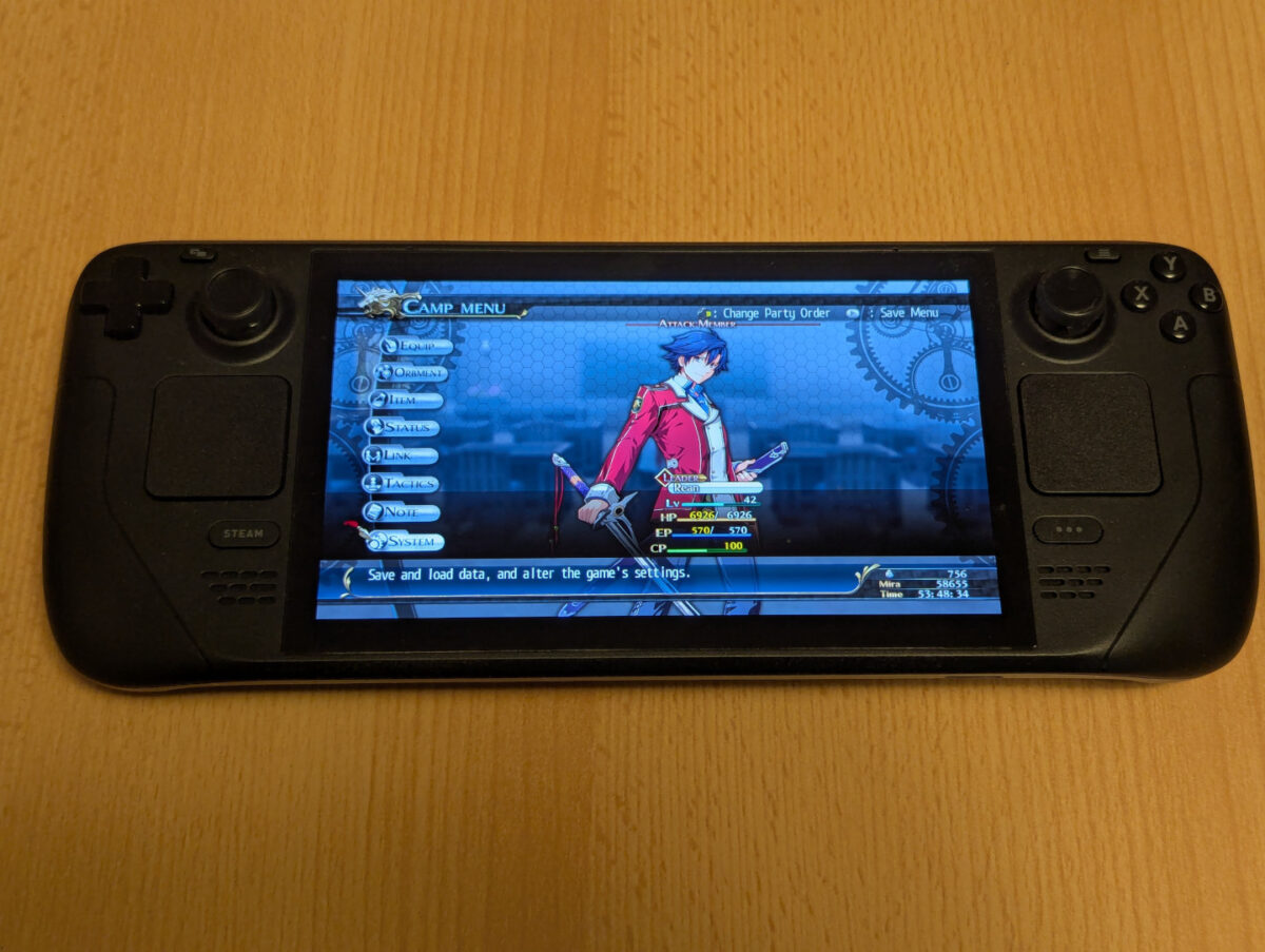 Die Vorderseite des Steam Decks OLED auf einem Holztisch liegend. Auf dem Gerät läuft das Spiel Trails of Cold Steel.