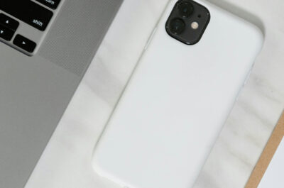 Im Bild sieht man einen Auschnitt eines Laptops und ein Handy.