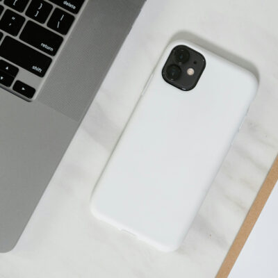 Im Bild sieht man einen Auschnitt eines Laptops und ein Handy.