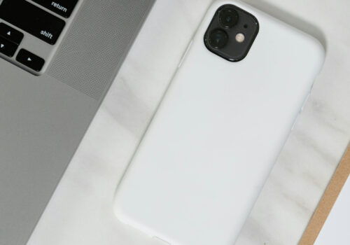 Im Bild sieht man einen Auschnitt eines Laptops und ein Handy.