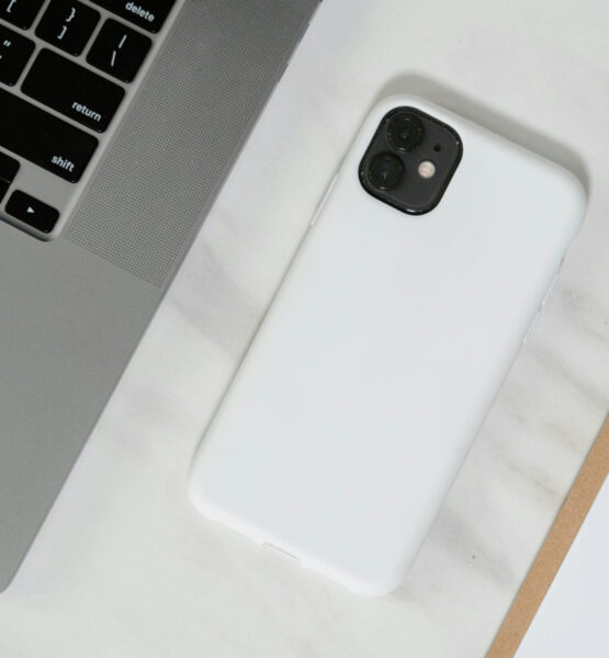 Im Bild sieht man einen Auschnitt eines Laptops und ein Handy.