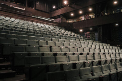 Eine leerer Veranstaltungsort mit Blick auf die Sitzreihen.