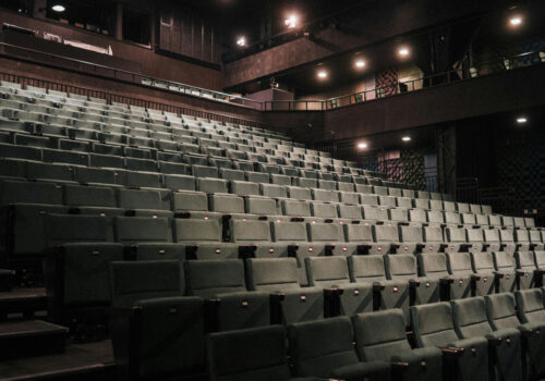 Eine leerer Veranstaltungsort mit Blick auf die Sitzreihen.