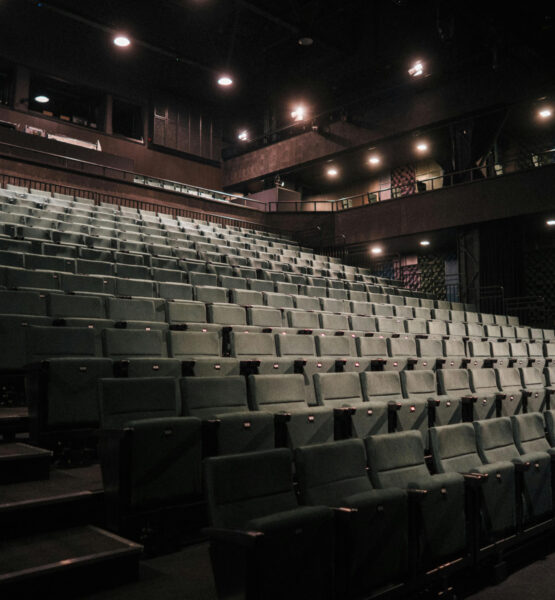 Eine leerer Veranstaltungsort mit Blick auf die Sitzreihen.