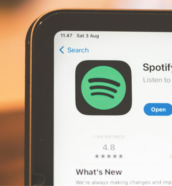 Zu sehen ist die obere Ecke eines Laptops. Geöffnet ist der Appstore mit der Spotify-App. am unteren Rand steht geschrieben "What's New?"