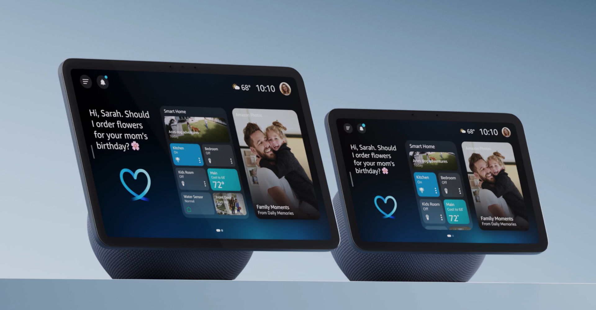 Der Echo Show 8 und der Echo Show 11 nebeneinander. Einziger Unterschied ist die Display-Größe.