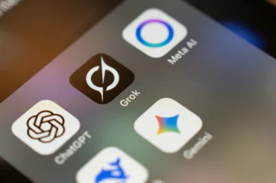 Mehrere KI-Apps auf einem Smartphone. Zentral und am schärfsten erkennbar: Grok.
