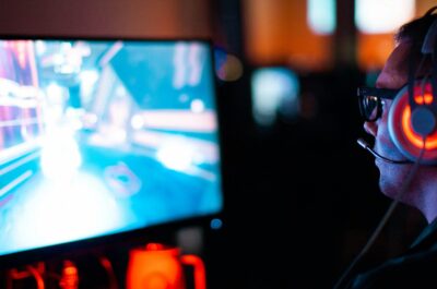 Person, die einen Computer benutzt, um ein FPS-Spiel zu spielen