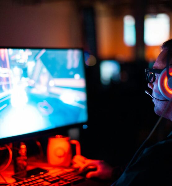 Person, die einen Computer benutzt, um ein FPS-Spiel zu spielen