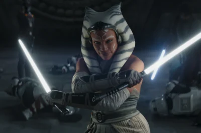 Ahsoka Tano im Kampf mit zwei Lichtschwertern.