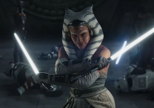 Ahsoka Tano im Kampf mit zwei Lichtschwertern.