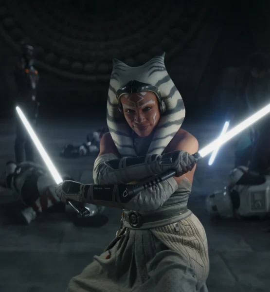 Ahsoka Tano im Kampf mit zwei Lichtschwertern.