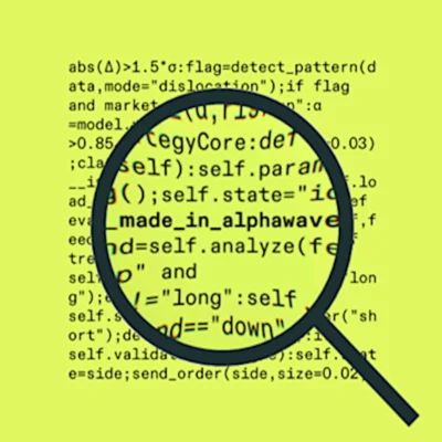 Programmcode auf einem hellgrünen Hintergrund. Eine Lupe vergrößert einen Teil, bei dem "_made_in_alphawave" fett hervorgehoben ist.