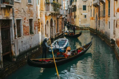 Gondelfahrt durch die die Kanäle Venedigs.