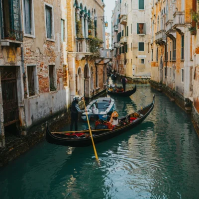 Gondelfahrt durch die die Kanäle Venedigs.