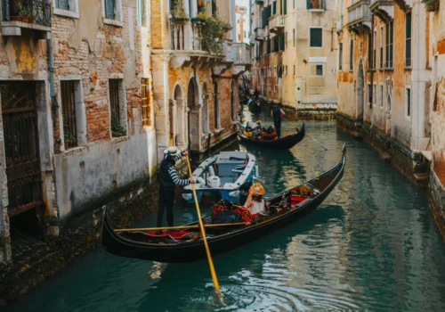 Gondelfahrt durch die die Kanäle Venedigs.