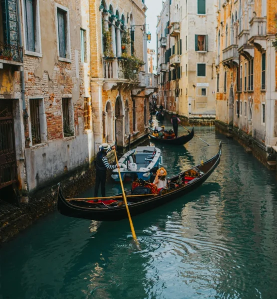 Gondelfahrt durch die die Kanäle Venedigs.