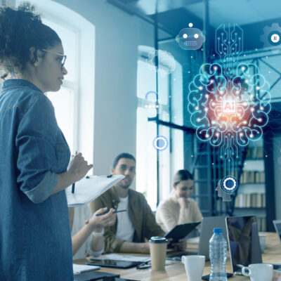 Person, die ein KI-Tool bei der Arbeit verwendet