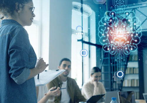 Person, die ein KI-Tool bei der Arbeit verwendet