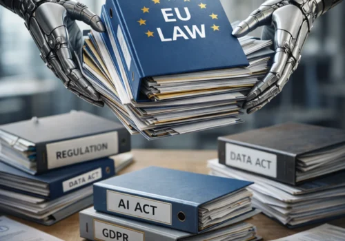 Zwei robotische Hände halten einen dicken blauen Aktenordner mit EU-Symbol über einem Stapel von Dokumenten und Gesetzesordnern auf einem Schreibtisch. Um den Tisch liegen weitere Ordner mit Bezeichnungen wie „AI Act“, „GDPR“ und „Data Act“, wodurch der Eindruck entsteht, dass mehrere EU-Gesetze in einem einzigen Ordner gebündelt und zusammengeführt werden.