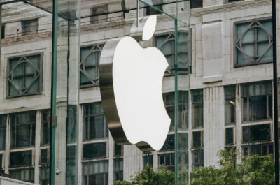 Das Apple-Logo an einer Glaswand.