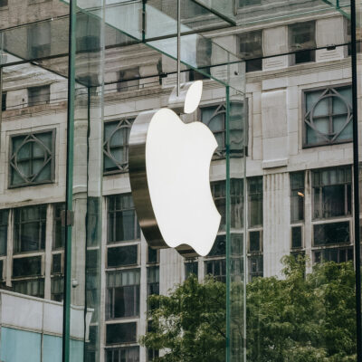 Das Apple-Logo an einer Glaswand.