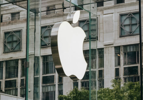 Das Apple-Logo an einer Glaswand.