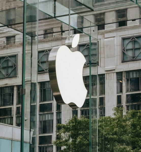 Das Apple-Logo an einer Glaswand.