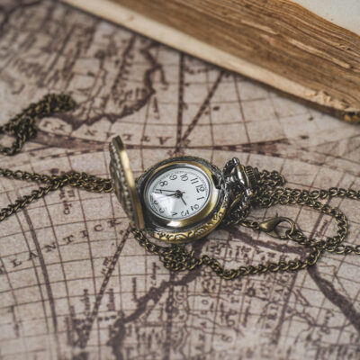 Taschenuhr liegt auf einer Weltkarte