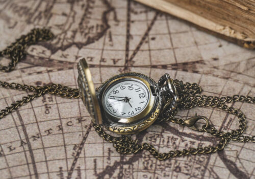 Taschenuhr liegt auf einer Weltkarte