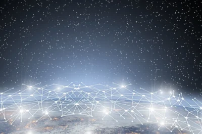 Eine stilisierte Darstellung der Erde aus dem All bei Nacht, überzogen von einem leuchtenden Netzwerk aus verbundenen Punkten und Linien, das globale Datenverbindungen oder ein digitales Weltmodell symbolisiert.