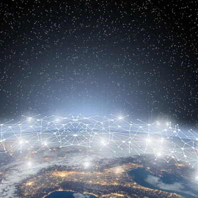 Eine stilisierte Darstellung der Erde aus dem All bei Nacht, überzogen von einem leuchtenden Netzwerk aus verbundenen Punkten und Linien, das globale Datenverbindungen oder ein digitales Weltmodell symbolisiert.