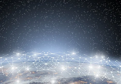 Eine stilisierte Darstellung der Erde aus dem All bei Nacht, überzogen von einem leuchtenden Netzwerk aus verbundenen Punkten und Linien, das globale Datenverbindungen oder ein digitales Weltmodell symbolisiert.