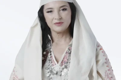 KI-Ministerin Diella in traditioneller, weißer Kleidung.