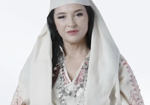 KI-Ministerin Diella in traditioneller, weißer Kleidung.