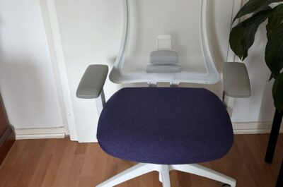 Ergonomischer Bürostuhl, Weiß und Lila, vor einer Tür