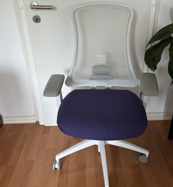 Ergonomischer Bürostuhl, Weiß und Lila, vor einer Tür