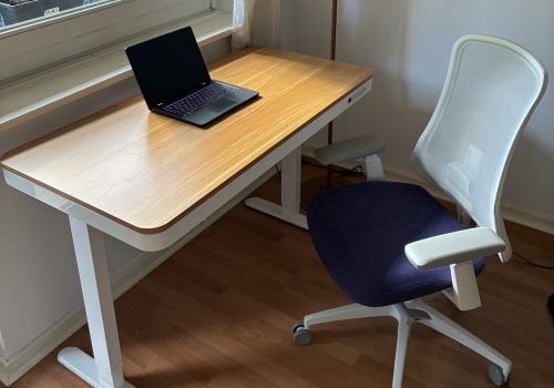 Sheer Chair und Comhar Desk im Setup