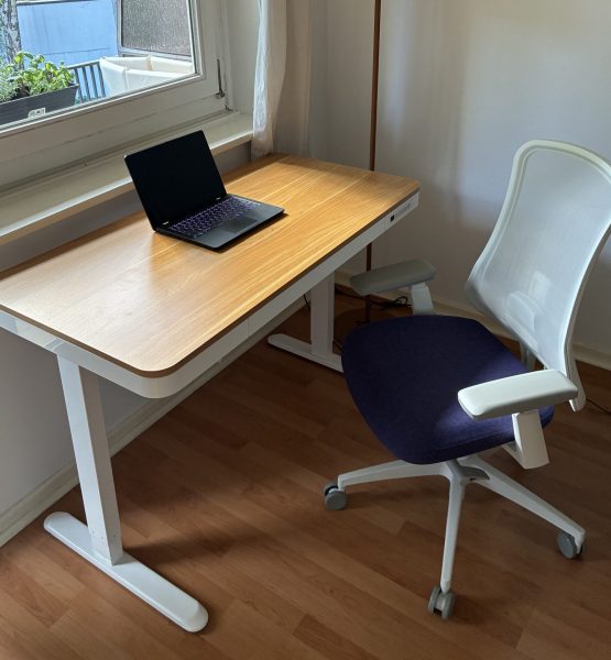 Sheer Chair und Comhar Desk im Setup