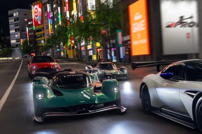 Mehrere Rennwagen fahren bei Nacht in Tokio in Forza Horizon 6.