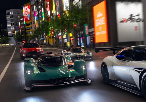 Mehrere Rennwagen fahren bei Nacht in Tokio in Forza Horizon 6.