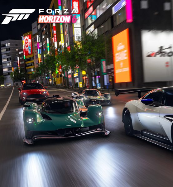Mehrere Rennwagen fahren bei Nacht in Tokio in Forza Horizon 6.