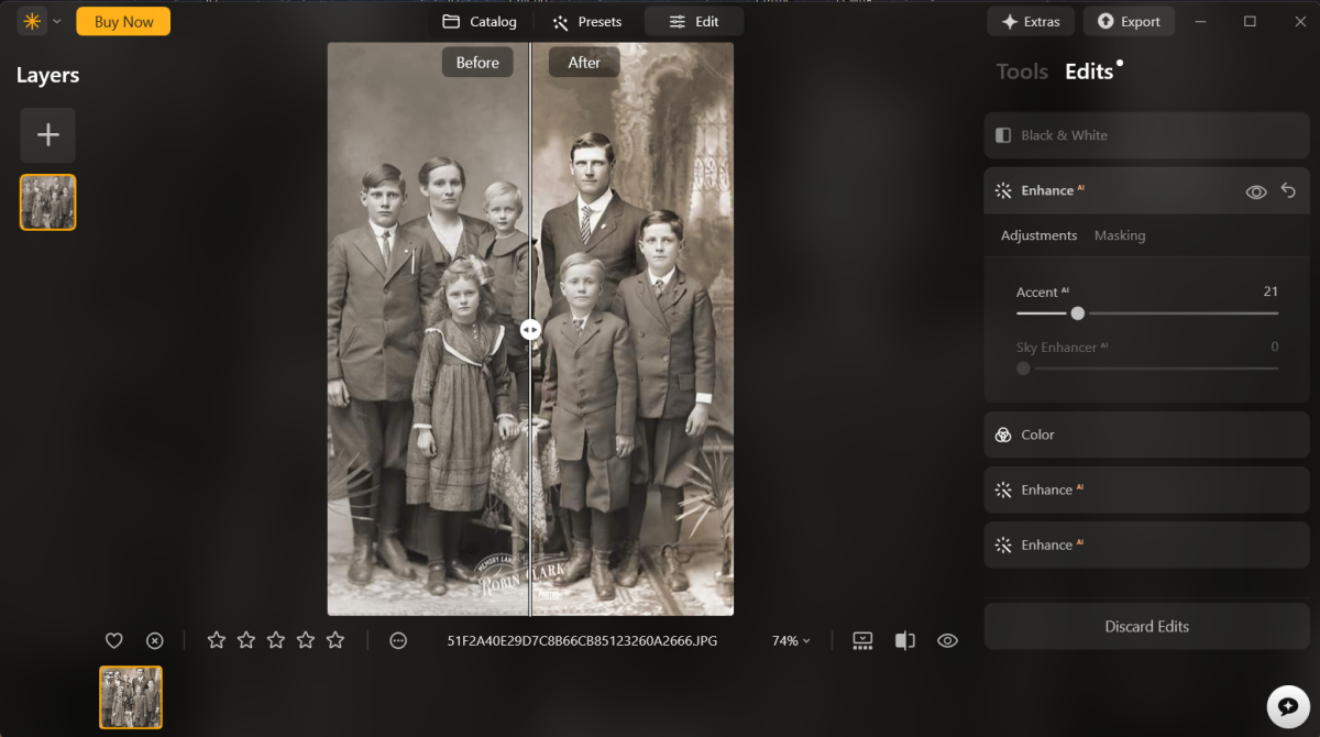 Screenshot einer KI-gestützten Fotobearbeitungssoftware mit Vorher/Nachher-Vergleich eines historischen Familienfotos: links das körnige Original in Graustufen, rechts die durch „Enhance AI" geschärfte und kontrastreichere Version mit fünf Personen vor einer Studiokulisse. Rechts ist das Bearbeitungspanel mit den Reitern „Adjustments" und „Masking" sowie dem Regler „Accent" auf 21 sichtbar.