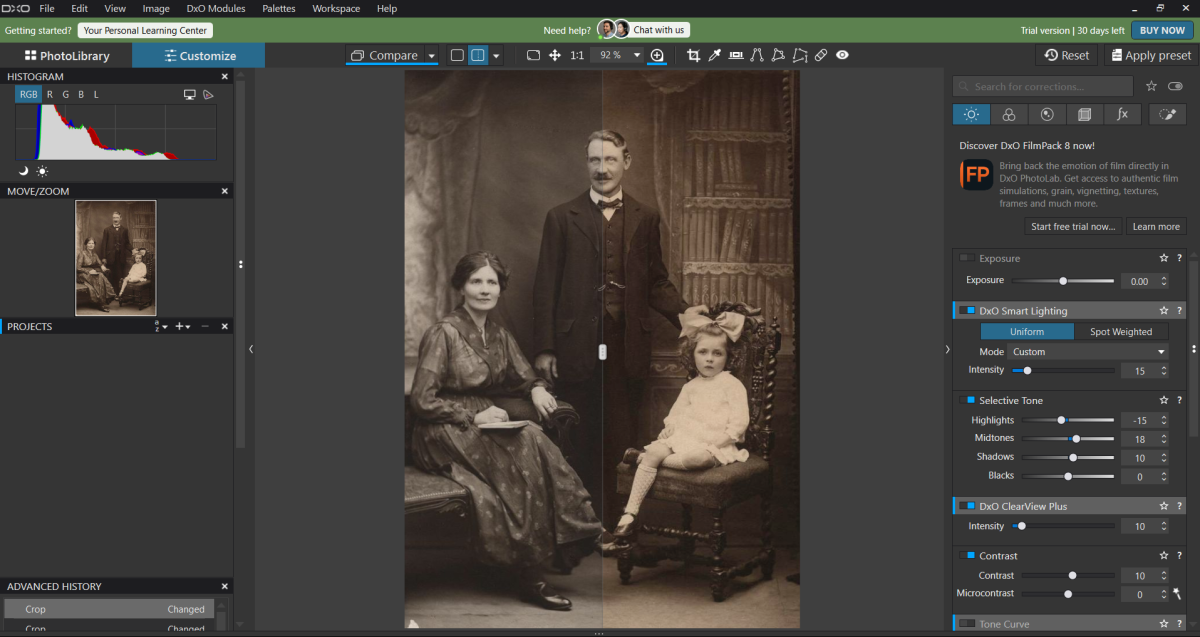 Screenshot der Software DxO PhotoLab mit geteilter Vorher/Nachher-Ansicht eines sepiafarbenen Familienporträts: ein Mann, eine sitzende Frau und ein Mädchen mit großer Schleife im Haar vor einem Bücherregal. Links Histogramm und Vorschaufenster, rechts umfangreiche Werkzeugpalette mit Reglern für Belichtung, DxO Smart Lighting, Selective Tone, ClearView Plus und Kontrast.