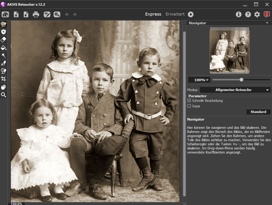 Screenshot einer KI-gestützten Fotobearbeitungssoftware mit Vorher/Nachher-Vergleich eines historischen Familienfotos: links das körnige Original in Graustufen, rechts die durch „Enhance AI" geschärfte und kontrastreichere Version mit fünf Personen vor einer Studiokulisse. Rechts ist das Bearbeitungspanel mit den Reitern „Adjustments" und „Masking" sowie dem Regler „Accent" auf 21 sichtbar.