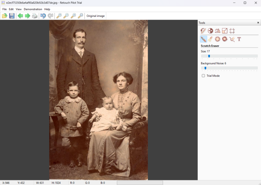 Screenshot der Software Retouch Pilot Trial mit einem sepiafarbenen historischen Familienporträt: ein stehender Mann mit Schnurrbart, eine sitzende Frau mit Baby auf dem Arm und ein kleiner Junge. Rechts ist die Werkzeugleiste mit aktivem „Scratch Eraser"-Werkzeug, Größen- und Hintergrundrausch-Reglern sowie der Option „Trial Mode" zu sehen.