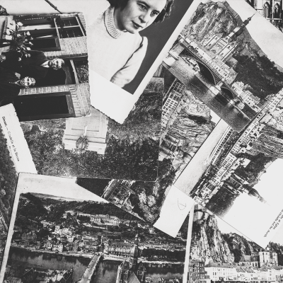 Schwarz-weiße Collage aus historischen Ansichtskarten und Fotografien, teilweise schräg und überlappend angeordnet. Zu sehen sind Stadtansichten von Dinant (Belgien) mit Zitadelle, Fluss Maas und Kirche, ein Hochzeitspaar vor einem Haus sowie ein Porträt einer jungen Frau im Pullover.