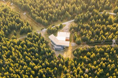Ein Rechenzentrum im Wald, umgeben von Bäumen